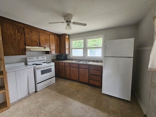 Building Photo - "Charming 2-Bedroom Home with Gleaming Hardwood Floors Ready for Move In!