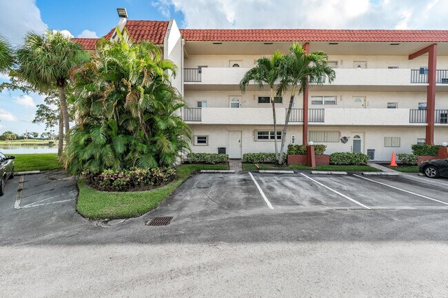 Building Photo - 9500 N Hollybrook Lake Dr