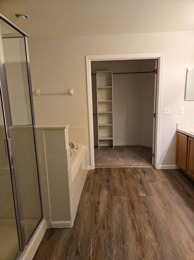 Building Photo - Spacious 3 bedroom, 2.5 bath townhouse in ...