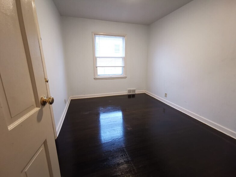 Bed 2 - 1311 Oxford St