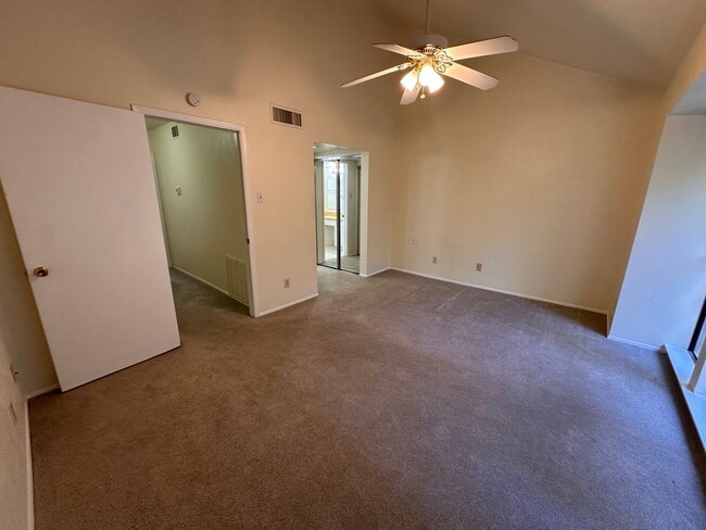 Building Photo - Spacious 2 story townhome in gated and gua...