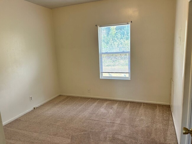 Building Photo - Affordable, Spacious Apartment!