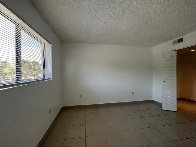 Building Photo - 250 Palm Cir W
