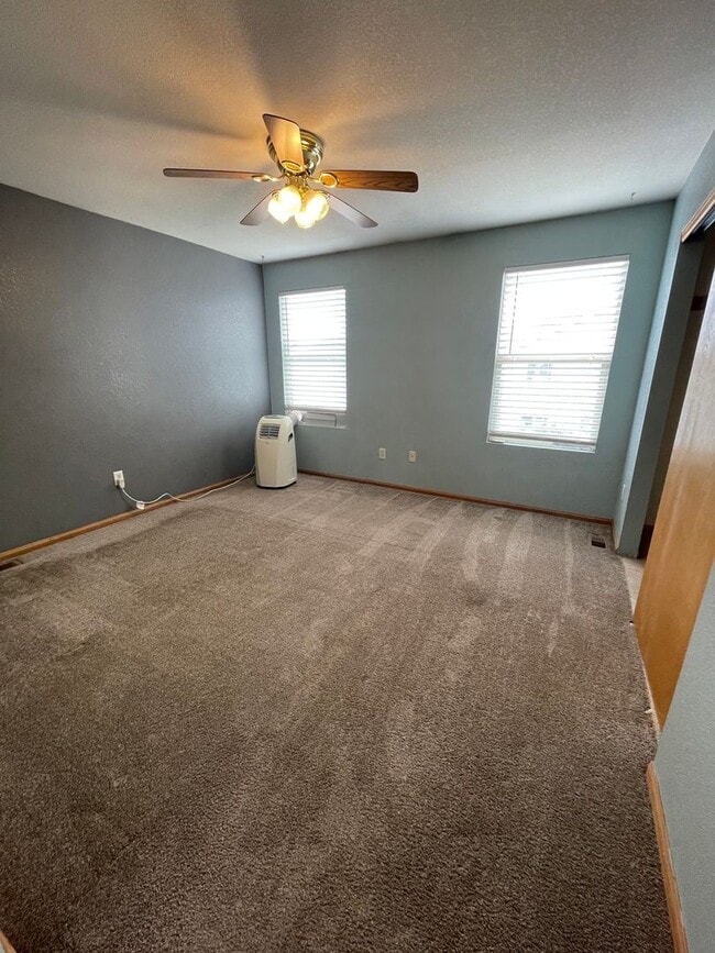 Building Photo - 3 Bedroom 2 Bath House in Thornton Available Now!