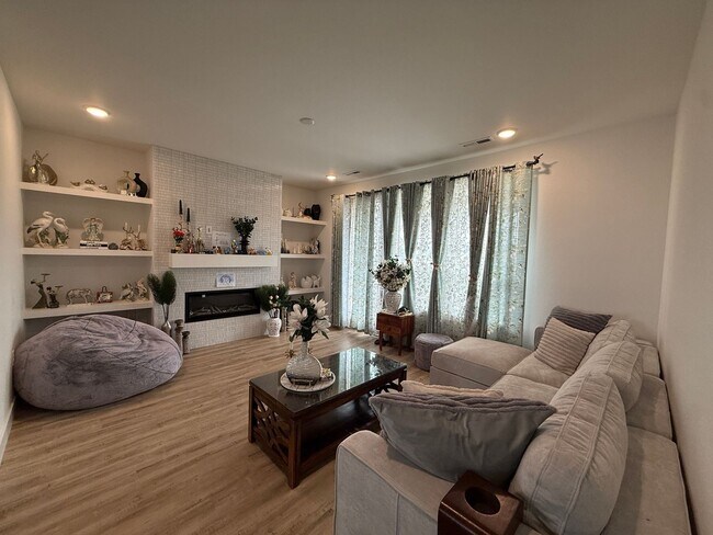 Building Photo - 2143 Arikaree Hts