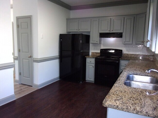 Building Photo - Beautifully Updated 2 Bedroom 2 Bath Townhome Minutes to Downtown Rock Hill
