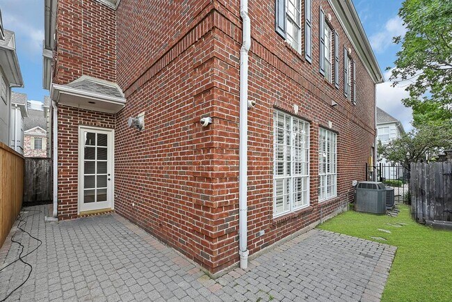 Building Photo - 2920 Saint St