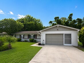 Building Photo - 2 Bedroom 2 Bathroom Home on the Golf Course