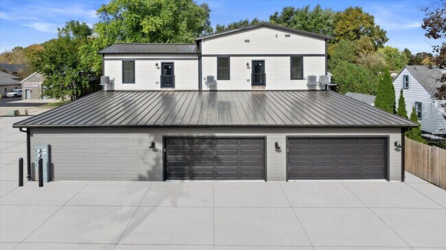 Building Photo - 308 Oak St