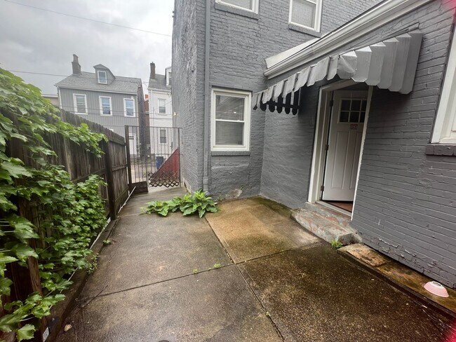 Building Photo - Beautiful 4 Bedroom/ 2 Bath with private c...