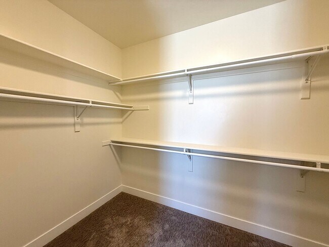 Building Photo - Single-Level 2 Bed / 2 Bath | Garage Available June 1st