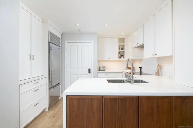 Building Photo - "Chic Beachside Living: 1-Bedroom Retreat ...