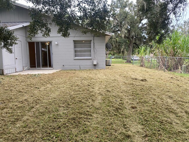 Building Photo - Nice 2 Bedroom 2 Bath duplex in Lakeland