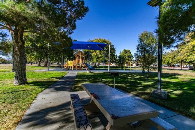 Building Photo - Nicely Updated 2 Bed, 1 Bath Single Story Home In Established Neighborhood