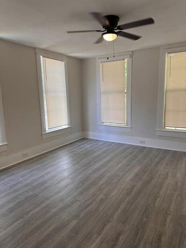 Building Photo - 829 NE 3rd St