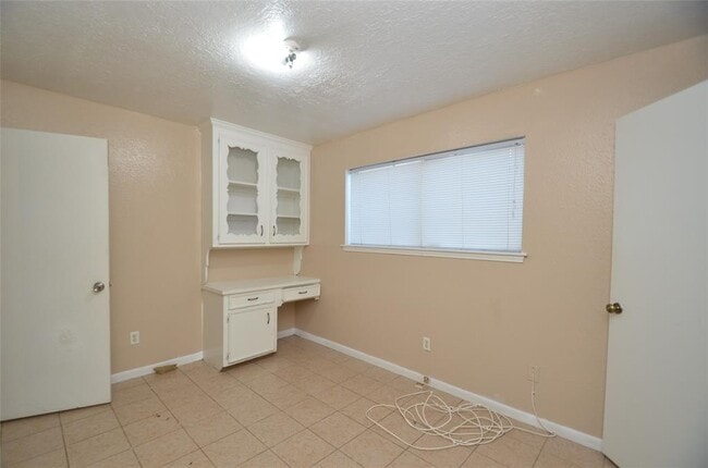 Building Photo - 439 Breeze Park Dr