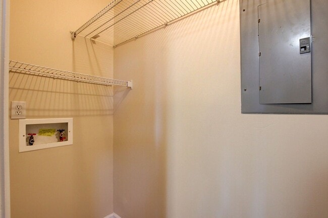 Building Photo - 3 bed 2 bath in the heart of St. B.  Fresh Paint.  Clean and Ready for You.