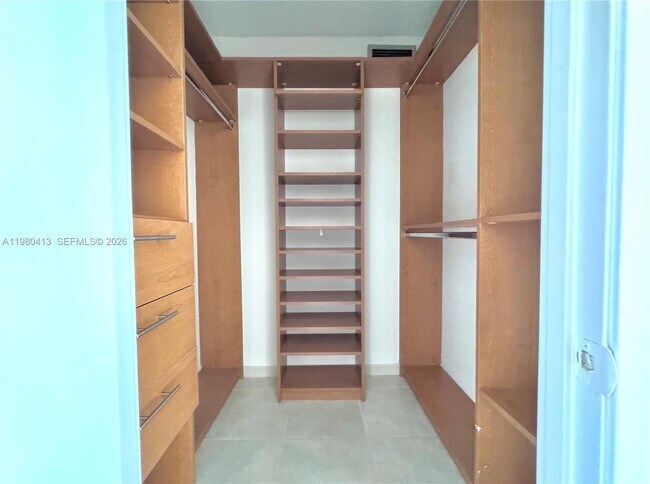 Building Photo - 400 Kings Point Dr