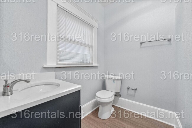 Building Photo - $750 - Studio / 1 bath - Beautiful newly renovated Multi-family home located in Delano