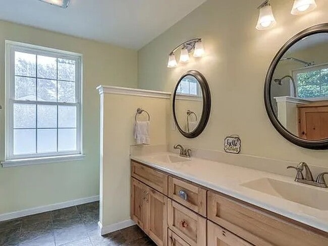 Building Photo - Midtown home for rent, 5 bed 3 full baths