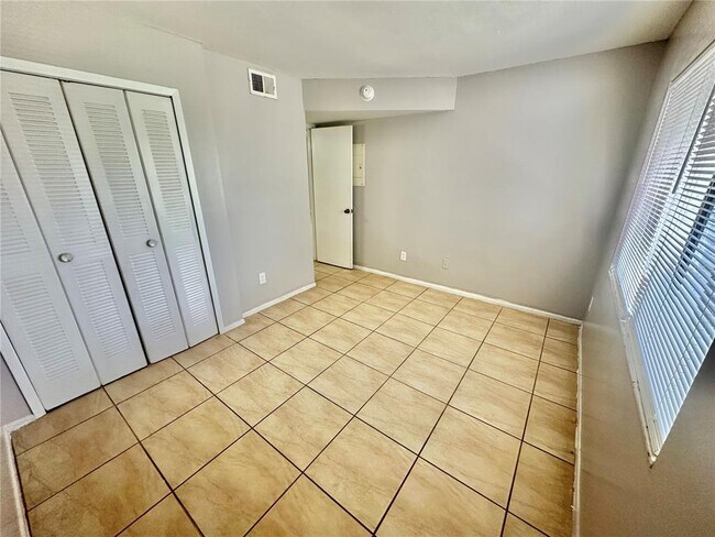 Building Photo - 2549 S Oak Ave