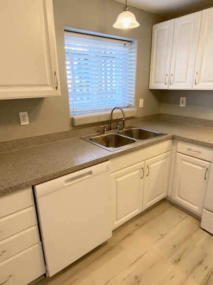 Building Photo - 116 E Stuart St