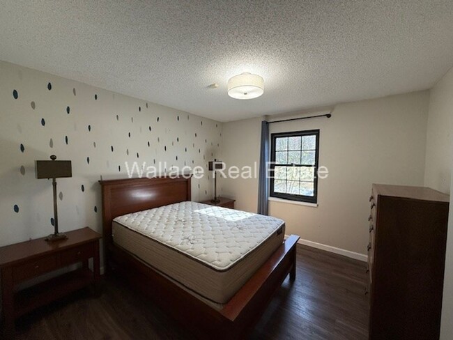 Building Photo - UPDATED, SEMI-FURNISHED 3 BEDROOM HOME IN ...