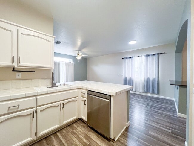 Building Photo - Beautiful 3 Bed, 2 Bath Home