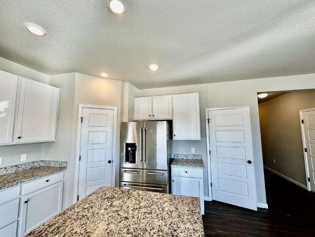 Building Photo - "Experience Spacious Living in Elizabeth!"