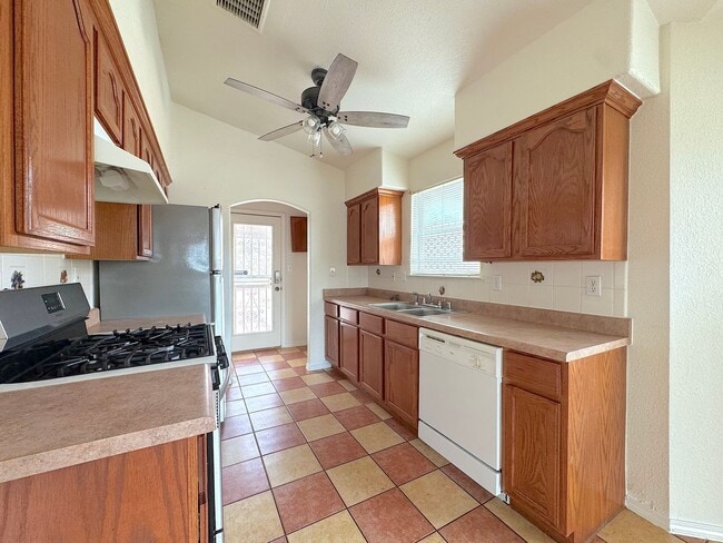 Building Photo - East El Paso 3 bed Refrig A/C