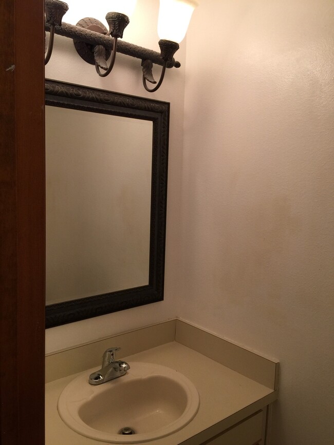 Building Photo - 2/2.5 corner unit Townhouse in Whisper Lake