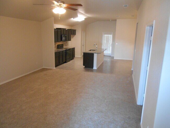 Building Photo - 6 or 12 month lease! Half off first full m...