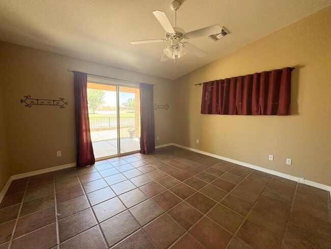 Building Photo - Great spacious home on Huukan Golf Course