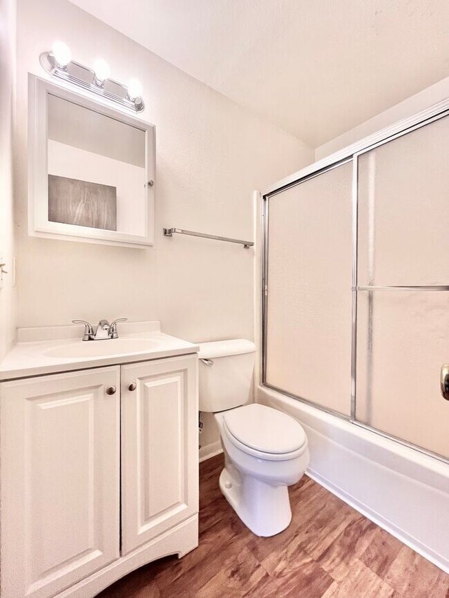 Building Photo - 1 Bed, 1 Bath Apartment!