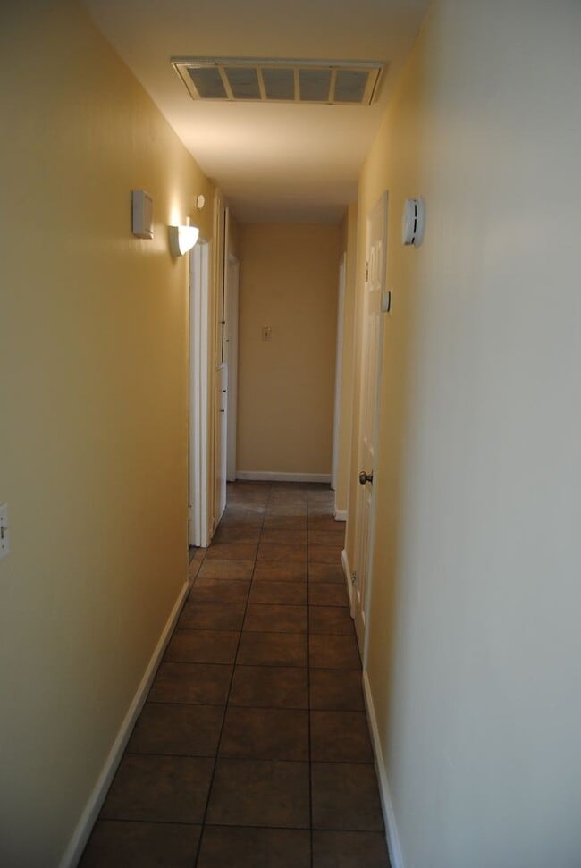 Building Photo - 520 Delfino Ln