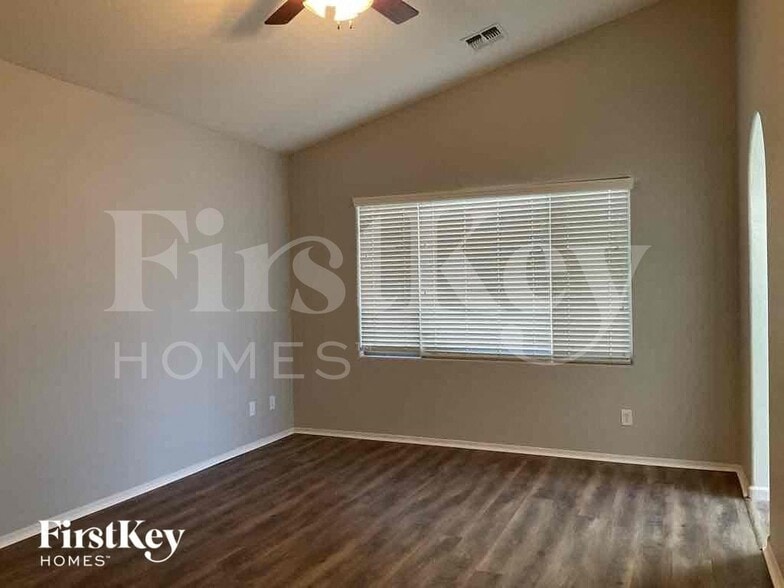 Building Photo - 13034 W Ash St