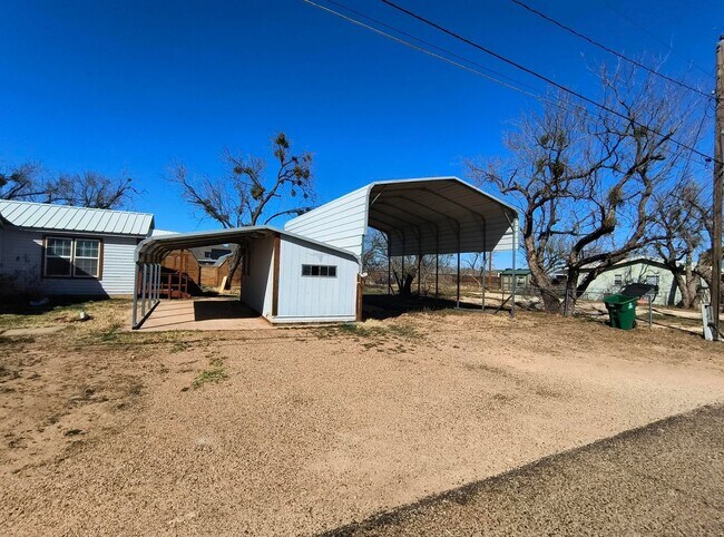 Building Photo - Charming and Spacious 3 bedroom, 2 bath home AVAILABLE NOW!