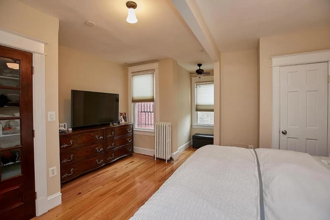 Building Photo - 3 level townhouse w 2br 2.5ba, parking spo...