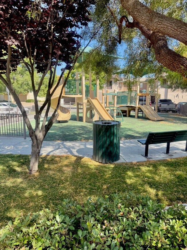 Building Photo - 3 bed 2 car garage condo for rent in Murrieta