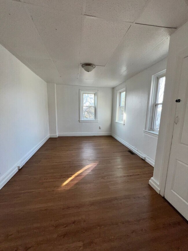 Building Photo - 3 Bedroom 1 Bath Home Available