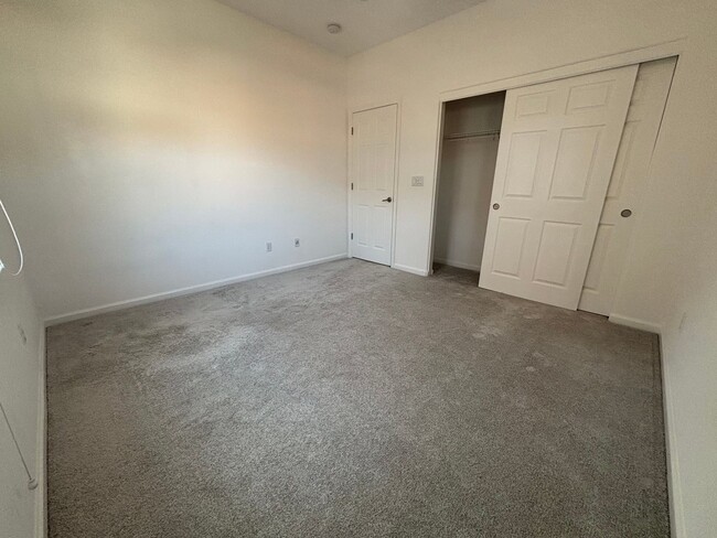 Building Photo - Gorgeous 4 Bed, 3 Bath in Brentwood with S...