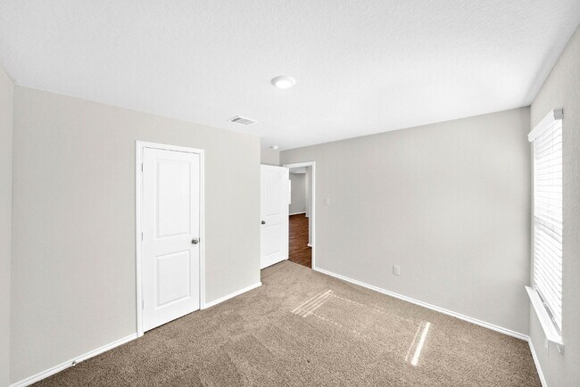 Building Photo - 3 Bedroom Rental in Convenient West San Antonio Location