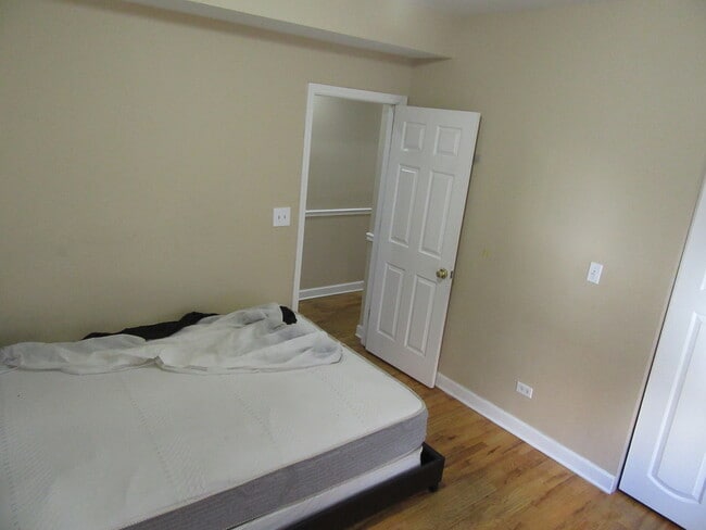 Building Photo - 2251 W Rosemont Ave