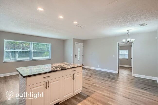 Building Photo - 304 W Fern St