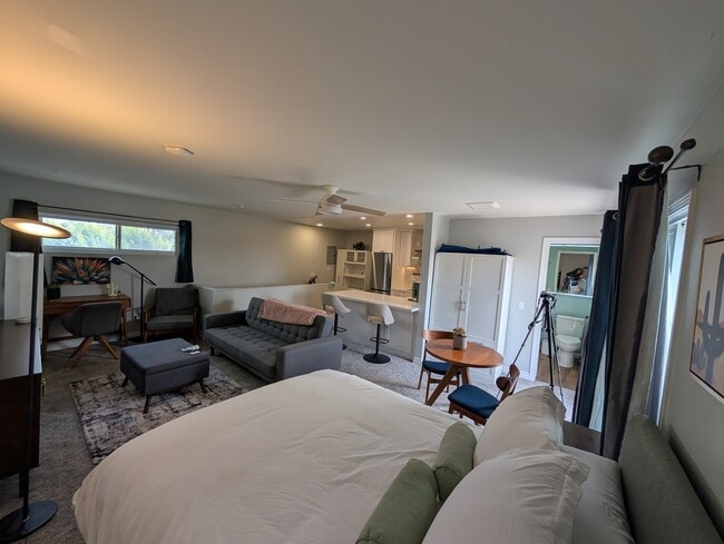 Building Photo - 8274 Beaver Lake Dr