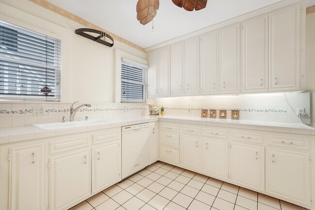 Kitchen - 28 Clubhouse Ave