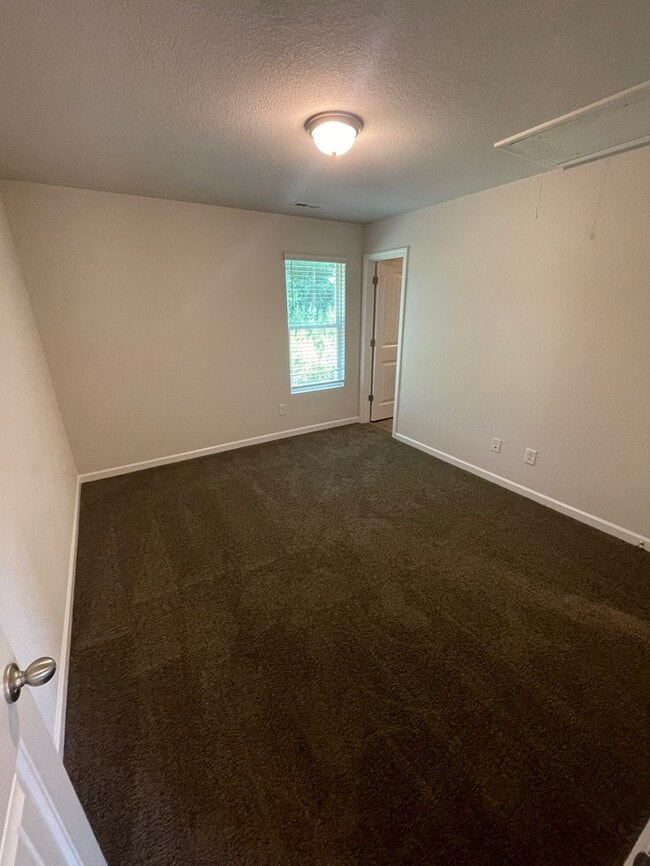 Building Photo - 2BD 2BA Townhome