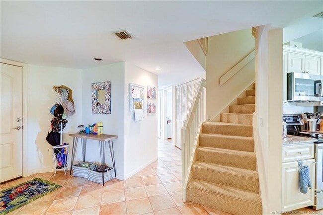 Building Photo - 233 NE Edgewater Dr