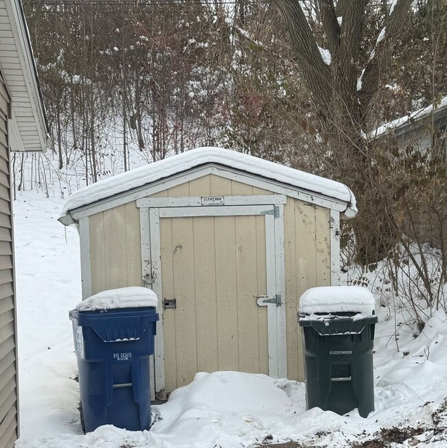 Building Photo - 3 bedroom 1 bath home in Davenport