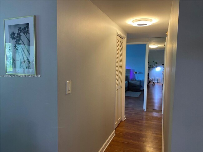 Building Photo - 4200 Hillcrest Dr